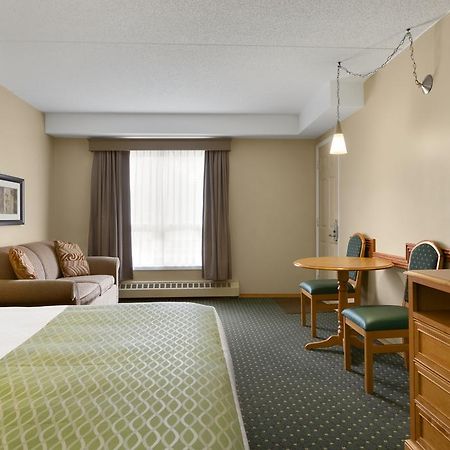 ساسكاتون Colonial Square Inn & Suites المظهر الخارجي الصورة