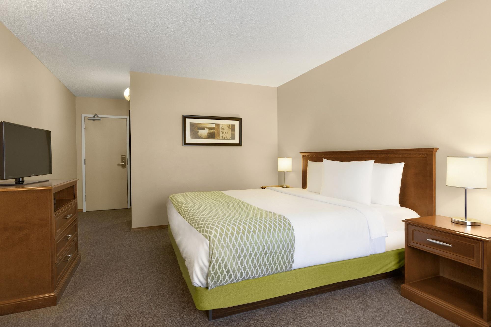 ساسكاتون Colonial Square Inn & Suites المظهر الخارجي الصورة