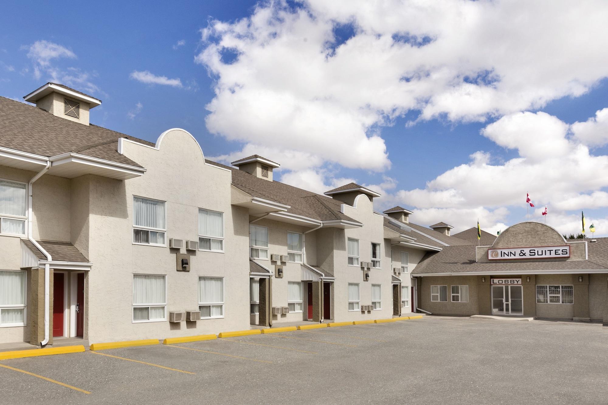 ساسكاتون Colonial Square Inn & Suites المظهر الخارجي الصورة