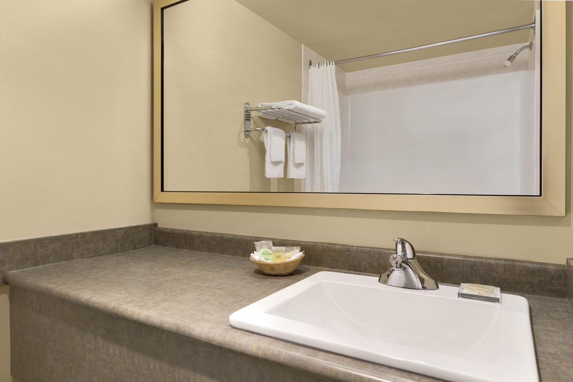 ساسكاتون Colonial Square Inn & Suites المظهر الخارجي الصورة