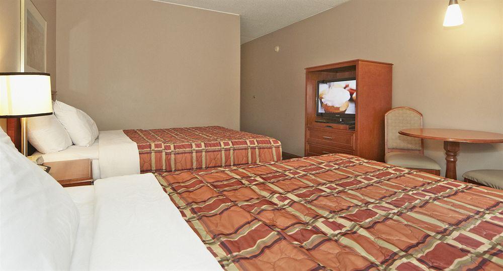 ساسكاتون Colonial Square Inn & Suites المظهر الخارجي الصورة