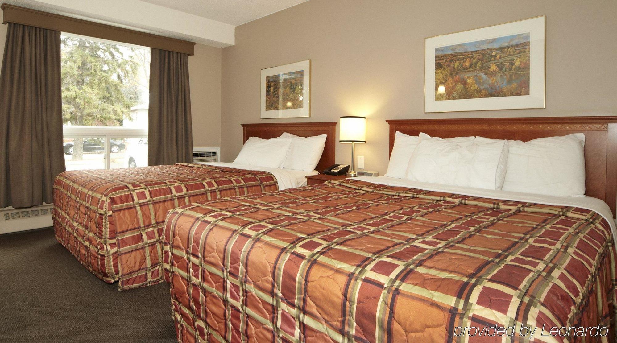 ساسكاتون Colonial Square Inn & Suites المظهر الخارجي الصورة