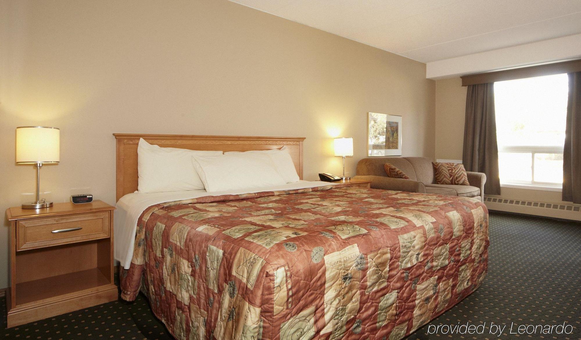 ساسكاتون Colonial Square Inn & Suites المظهر الخارجي الصورة