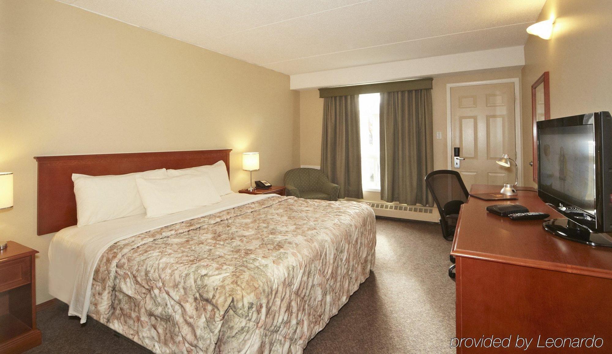 ساسكاتون Colonial Square Inn & Suites المظهر الخارجي الصورة