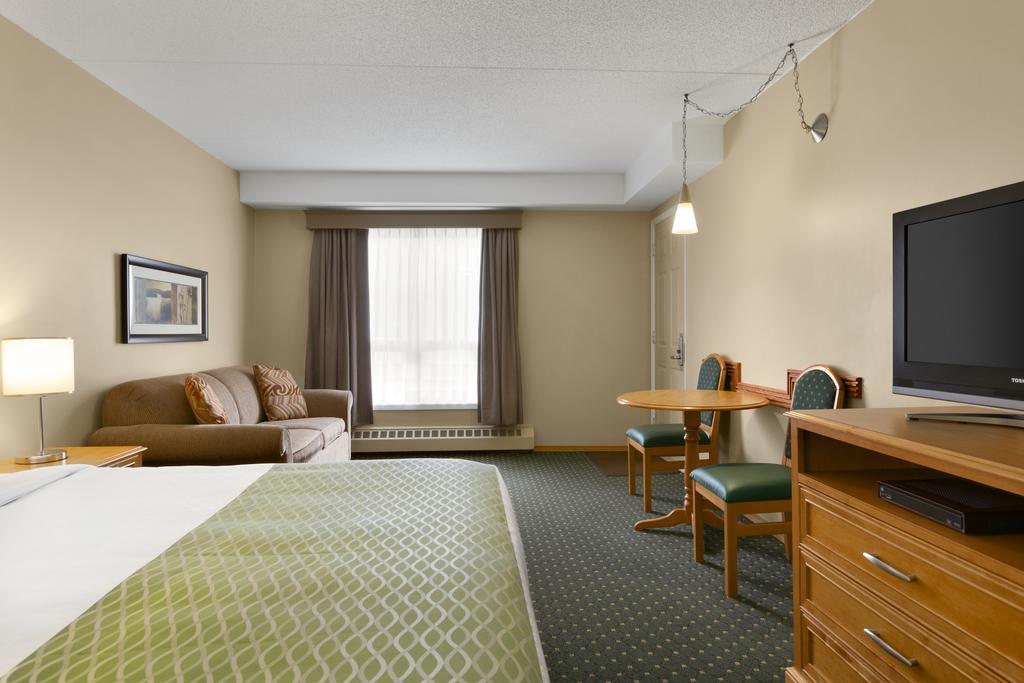 ساسكاتون Colonial Square Inn & Suites المظهر الخارجي الصورة