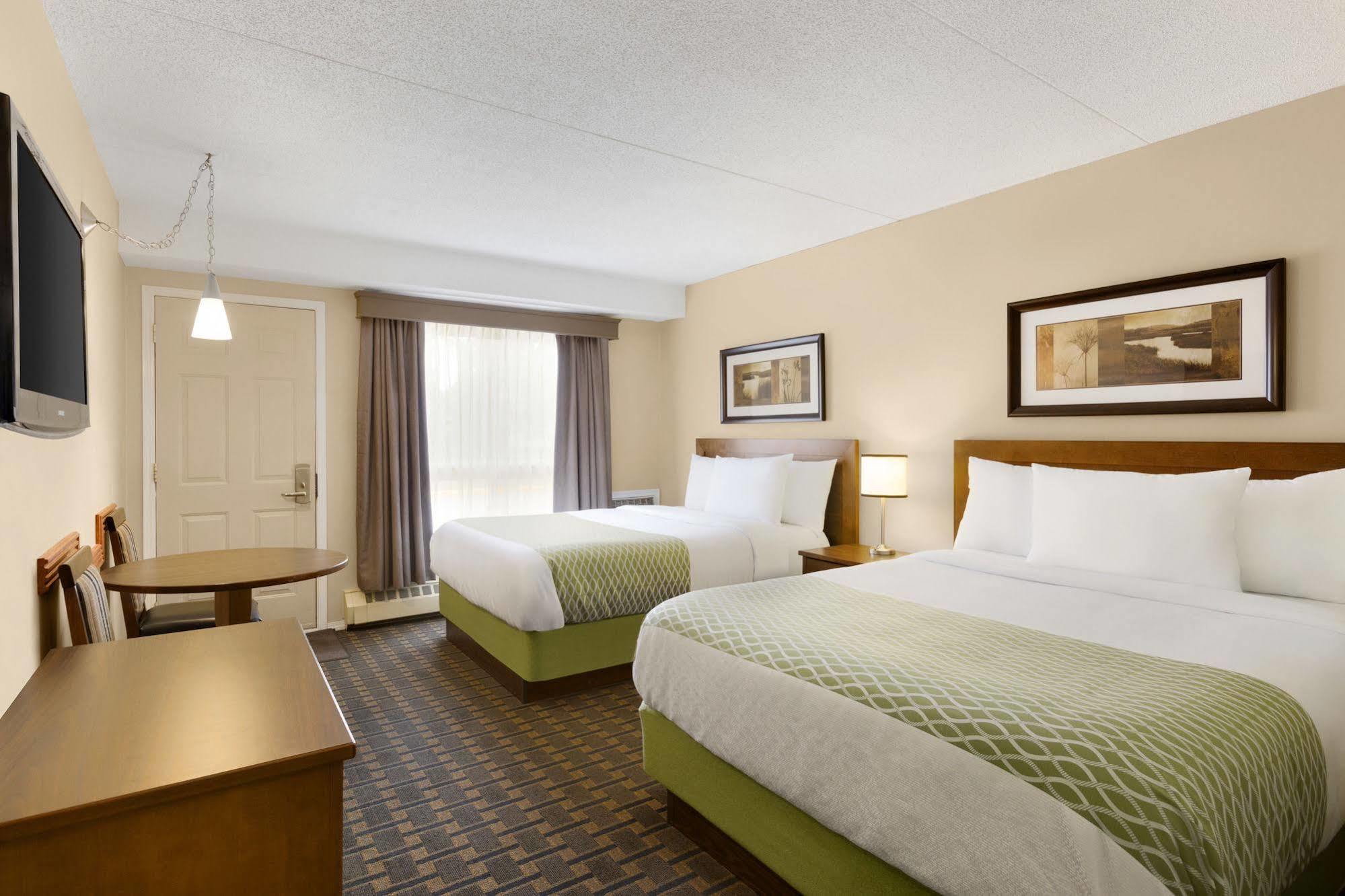 ساسكاتون Colonial Square Inn & Suites المظهر الخارجي الصورة