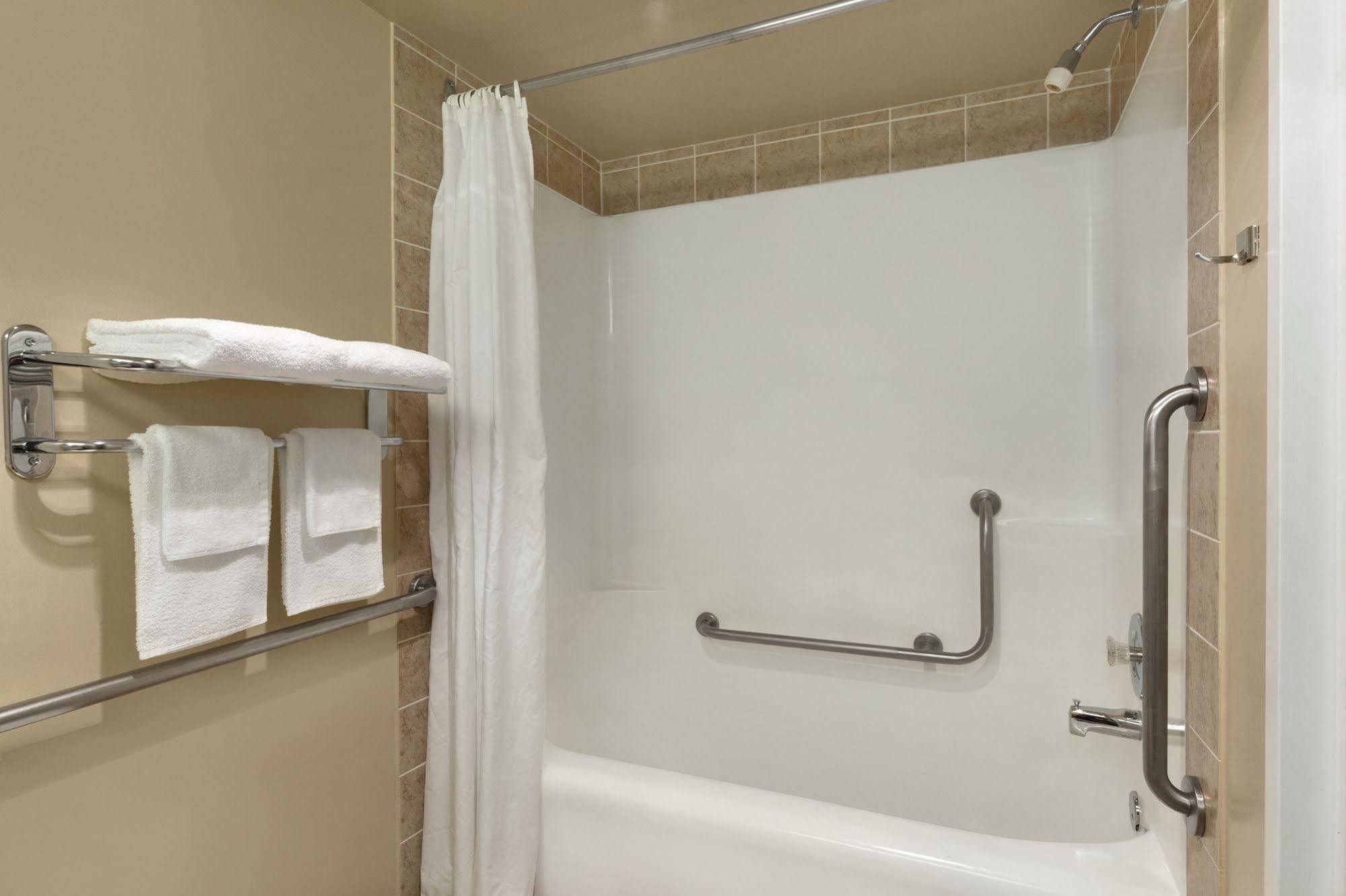 ساسكاتون Colonial Square Inn & Suites المظهر الخارجي الصورة