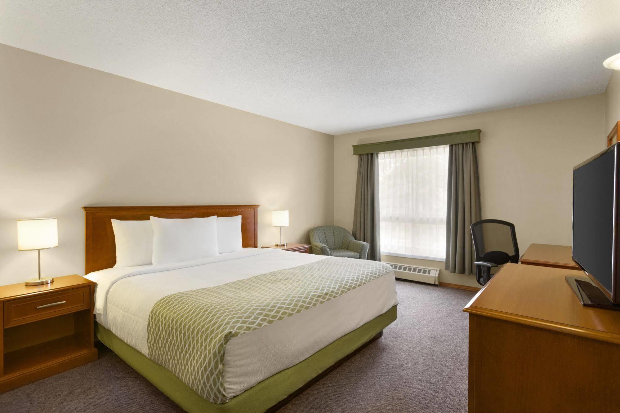ساسكاتون Colonial Square Inn & Suites المظهر الخارجي الصورة