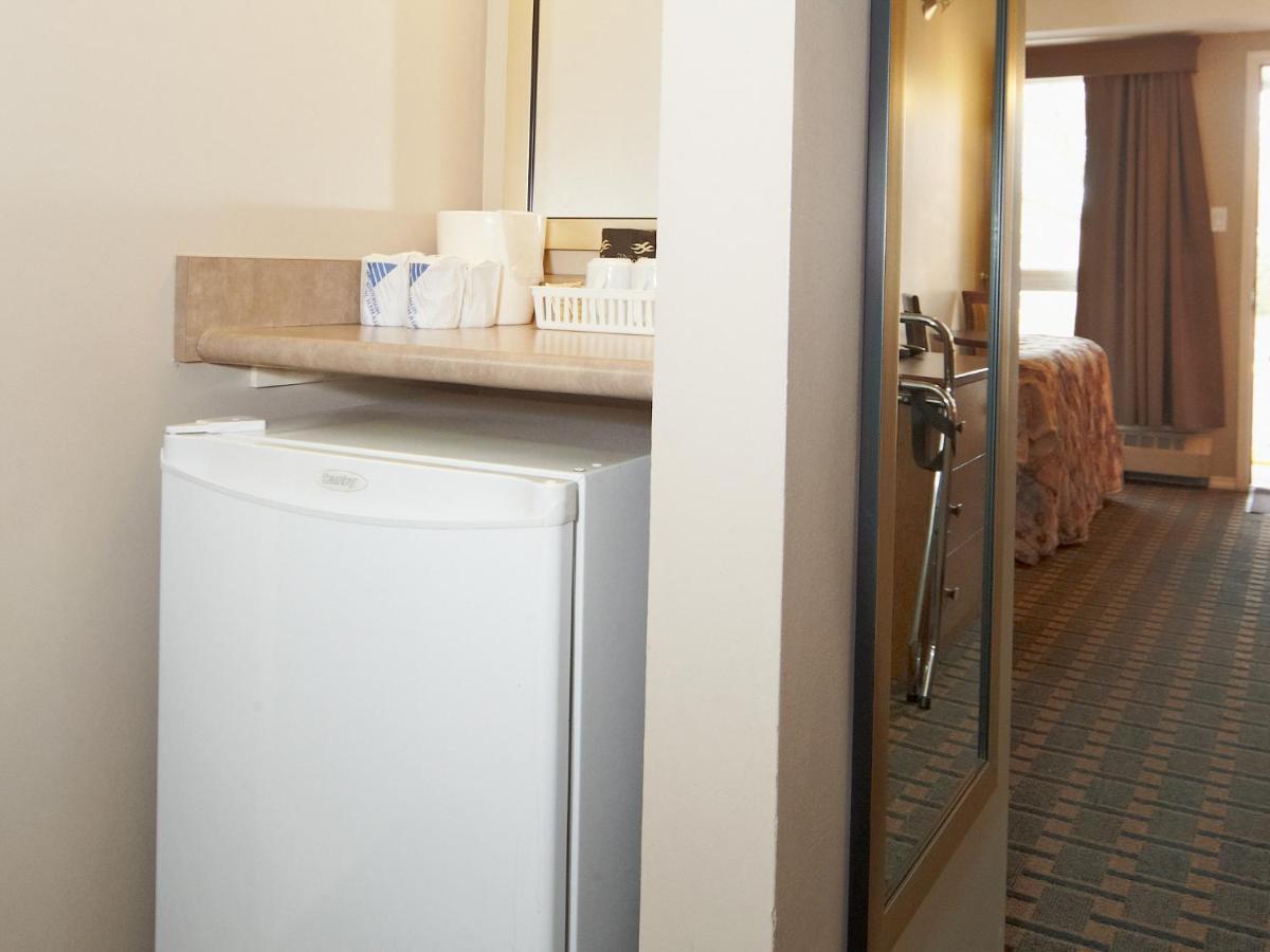 ساسكاتون Colonial Square Inn & Suites الغرفة الصورة